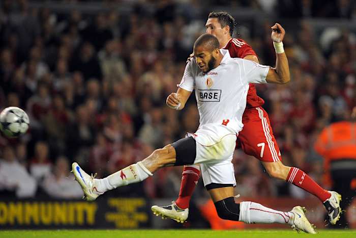 Onyewu-Keane-Liverpool-Liege.jpg